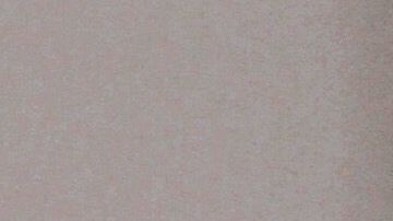 Enfermera cubre su rostro para tratar a pacientes con coronavirus.