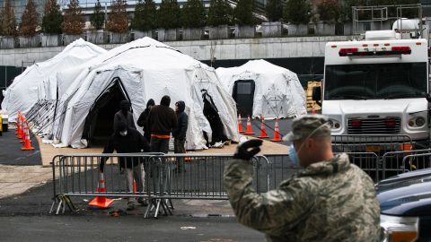 Una morgue improvisada frente al Hospital Bellevue en la ciudad de Nueva York.