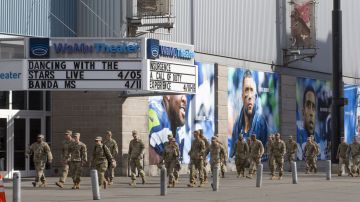 Personal militar sale del CenturyLink Field, de los Seattle Seahawks, tras montar un hospital en las instalaciones.