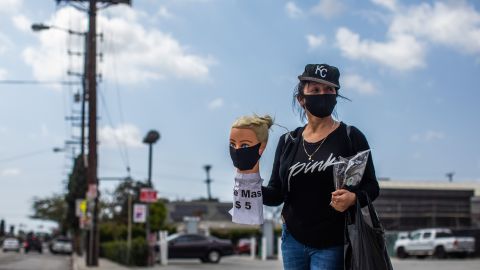 La modista Flor Hernández vende mascarillas en una calle de Los Ángeles, California después de perder su trabajo.