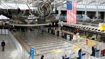 El casi vacío aeropuerto John F. Kennedy (JFK) de NY muestra el impacto de las cancelaciones de vuelos por el coronavirus.