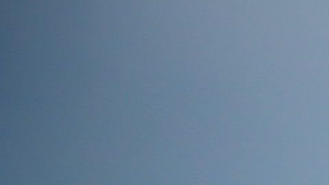 Una mujer pasando con una bicicleta frenta a un cartel de "playa cerrada" en South Beach, en Miami Beach.