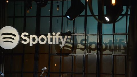 Spotify es una plataforma que transmite música por Internet a un bajo costo.
