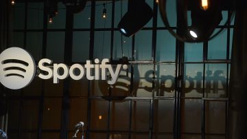 Spotify es una plataforma que transmite música por Internet a un bajo costo.