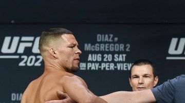 Dana White, presidente del UFC, separa a Díaz (izq.) y McGregor en el pesaje previo al UFC 202.