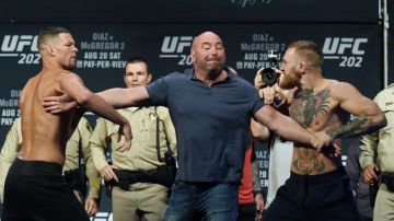 Dana White, presidente del UFC, separa a Díaz (izq.) y McGregor en el pesaje previo al UFC 202.