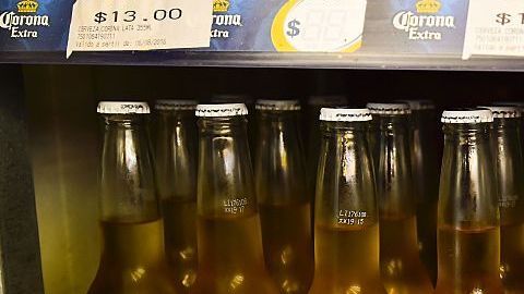 Botellas de la cerveza Corona.