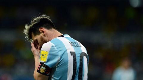 Messi vomitó durante el vuelo a San Juan porque sufrió de mareo.