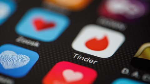 Tinder advertencia coronavirus amor cita salud