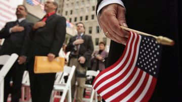 124 inmigrantes prestan juramento de lealtad en ceremonia de naturalización.