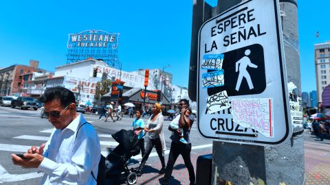 Cruce peatonal en MacArthur Park en Los Ángeles.