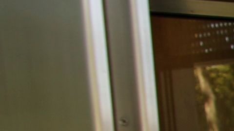 Emma Coronel con sus hijas en una de las visitas a la Corte de Brooklyn.