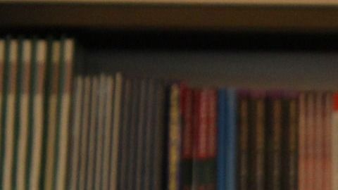 Armen competencia de correr con un libro en la cabeza. Si se les cae, vuelvan al punto de salida.