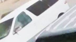 Cuatro ladrones y otro cómplice huyeron en este auto