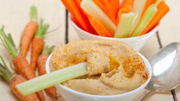 El hummus resulta mucho más saludable comerlo con vegetales en vez que con chips de pan de pita.