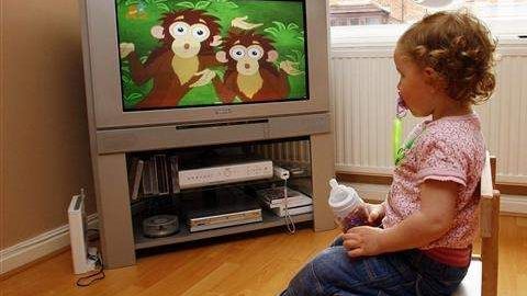Ver la televisión antes de dormir ocasiona problemas con el sueño.