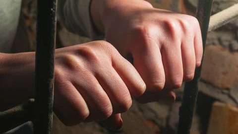 Imagen ilustrativa de un hombre encarcelado.