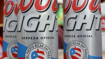 La cerveza Coors Light con su controversial presentación portando el símbolo del Desfile Puertorriqueño.