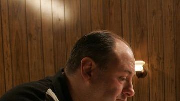 En la escena final de "The Sopranos", James Gandolfini (izquierda) como Tony Soprano junto a Eddie Falco (su esposa Carmela) y Robert Iler (su hijo Anthony Soprano Jr).