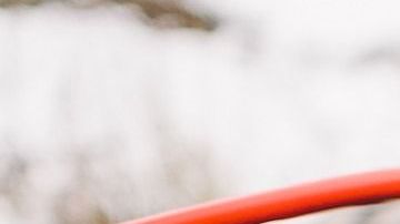 Pasar corriente de un auto a otro es muy sencillo, pero debes tomar las precauciones necesarias para no provocar un accidente.