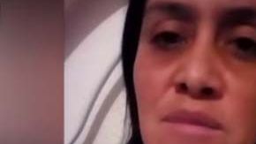 Madre mexicana con coronavirus es cuidada por su hijo de 14 años.
