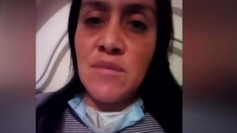Madre mexicana con coronavirus es cuidada por su hijo de 14 años.