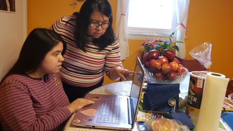 Consuelo Martínez tiene una hija autista de 17 años que estudia en la secundaria Back of the Yards College Preparatory del suroeste de Chicago.