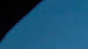 Una estatua de Diego Armando Maradona luce un tapabocas en Buenos Aires.