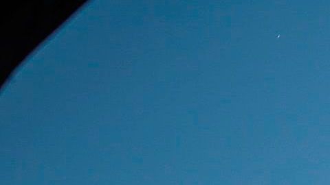 Una estatua de Diego Armando Maradona luce un tapabocas en Buenos Aires.