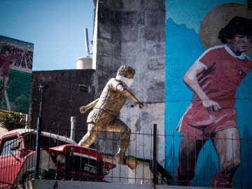 Una estatua de Diego Armando Maradona luce un tapabocas en Buenos Aires.