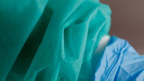 Con impresoras 3D hacen mascarillas.