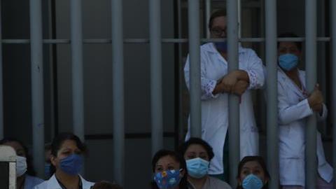 Médicos mexicanos protestas por falta de insumos y equipos de protección.