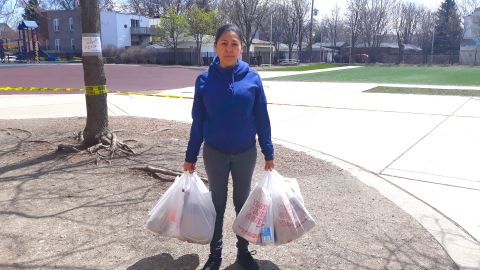 Juana Medrano recibió comidas gratuitas para sus tres hijos que estudian en la escuela primaria Newton Bateman en el barrio de Irving Park. (Belhú Sanabria / La Raza)