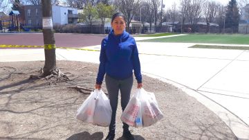 Juana Medrano recibió comidas gratuitas para sus tres hijos que estudian en la escuela primaria Newton Bateman en el barrio de Irving Park. (Belhú Sanabria / La Raza)