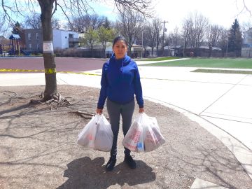 Juana Medrano recibió comidas gratuitas para sus tres hijos que estudian en la escuela primaria Newton Bateman en el barrio de Irving Park. (Belhú Sanabria / La Raza)