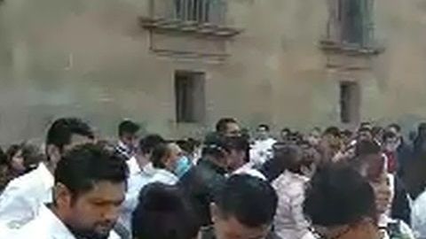 Los trabajadores de restaurantes han visto caer sus ingresos dramáticamente.