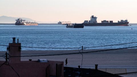 Barcos petroleros en Huntington Beach, California. El consumo del crudo ha caído tanto que no hay lugar para almacenar lo que traen estos barcos ahora varados esperando poder descargar./EFE/EPA/ETIENNE LAURENT