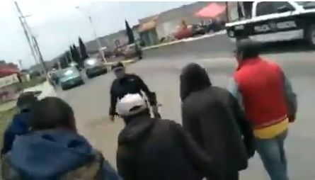 Los uniformes pidieron a la población usar el cubrebocas.