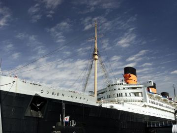 El Queen Mary es un histórico transatlántico que fue atracado y convertido en una atracción turística.