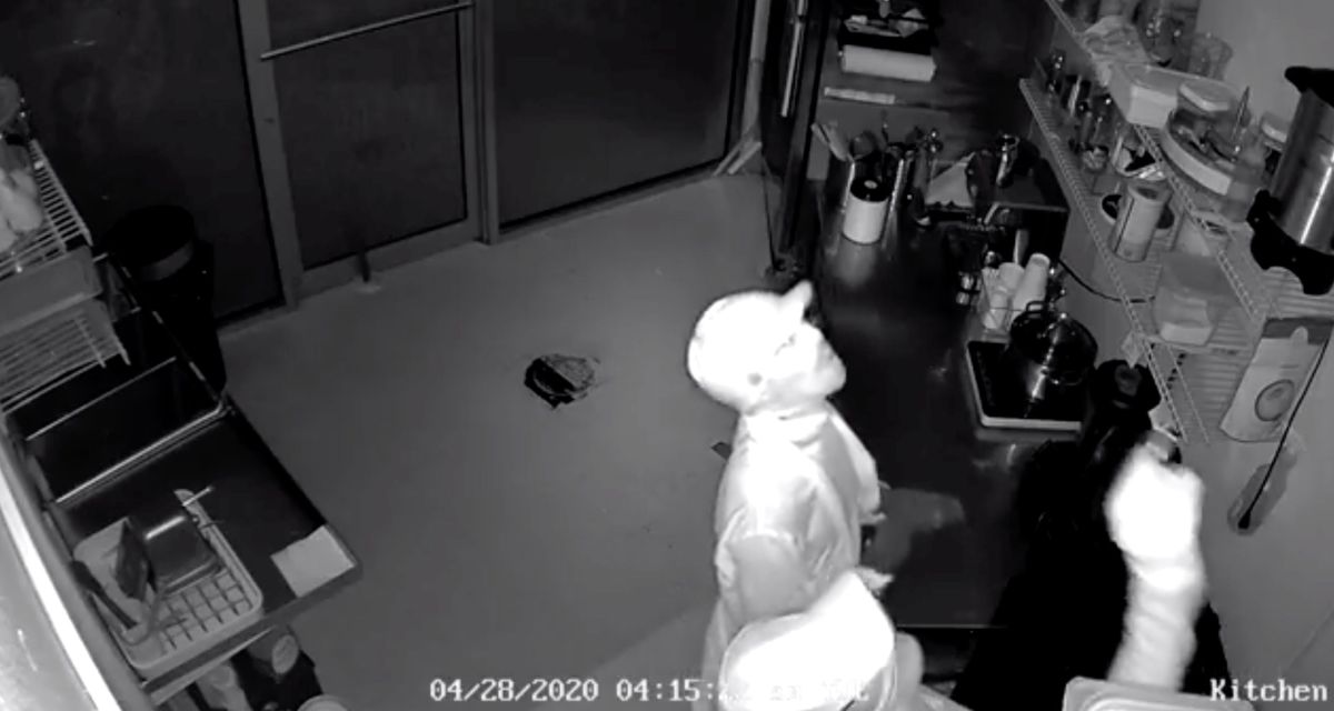 Imágenes de la cámara de seguridad donde se ven a los dos ladrones.