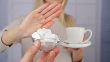Reducir el consumo de azúcar y sal es uno de los hábitos clave para la buena salud.