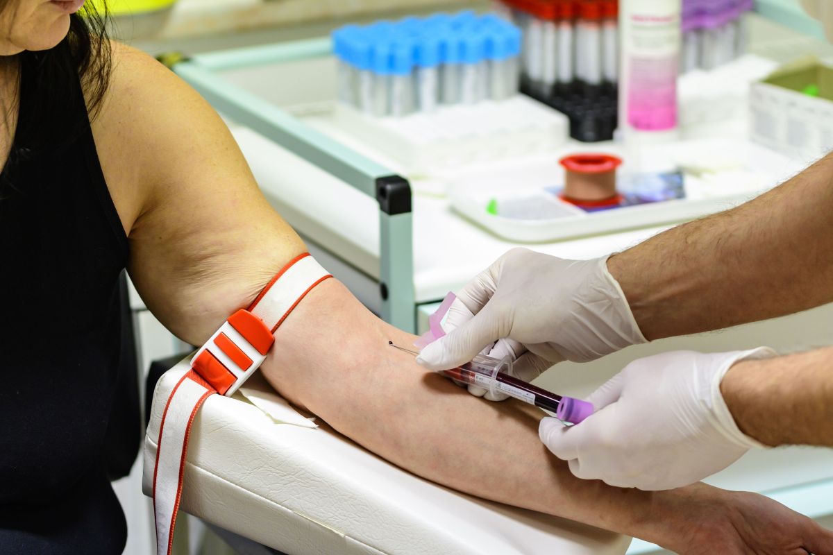 La Cruz Roja Estadounidense del Área Metropolitana de Chicago está combatiendo los niveles más bajos de suministro de sangre que se ha visto en diez años. 