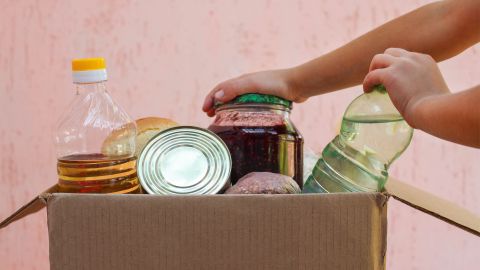 La despensa ofrece alimentos gratuitos muy necesarios a las familias de sus 2,500 estudiantes y al personal de la escuela.