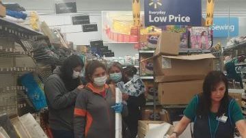 Hacen fila para comprar tela en un Walmart de Houston.