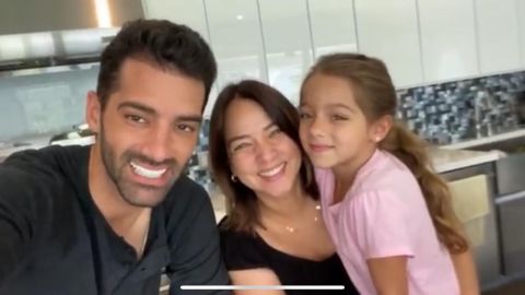 Toni Costa junto su hija Alaïa y Adamari López.