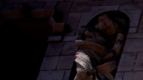 Los Angeles (United States), 27/05/2020.- A man wearing a face mask walks past the Million Dollar Theater which front reads 'We're In This Together, Stay Positive, Stay Home', amid the coronavirus pandemic in Los Angeles, California, USA, 27 May 2020. Los Angeles County officials have announced on 26 May, moving forward with the reopening of the County, with restaurants allowed to open with restrictions. (Abierto, Estados Unidos) EFE/EPA/ETIENNE LAURENT