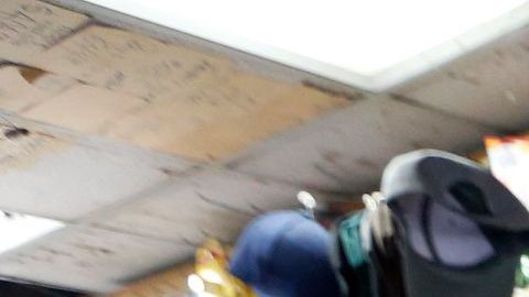 Clientes compran boletos de lotería en un negocio con buena suerte en L.A.