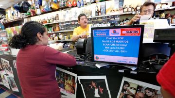 Clientes compran boletos de lotería en un negocio con buena suerte en L.A.