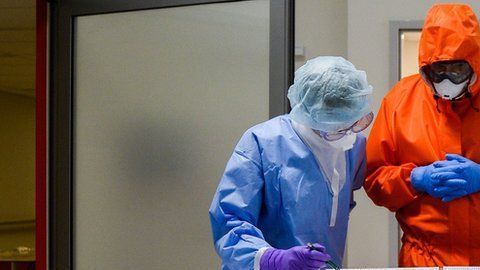 Muchos de los pacientes que tenían problemas con coágulos tomaban medicamentos anticoagulantes, lo que hace que el caso sea aún más inusual.