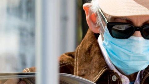 El manejo inicial de la crisis sanitaria en Reino Unido causa debate en el país.